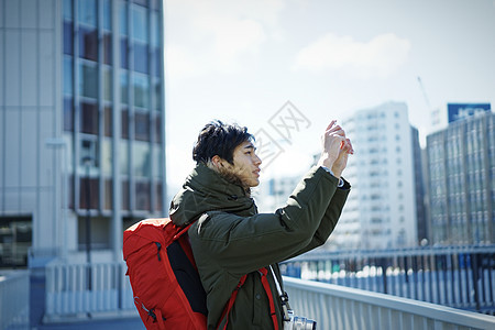 独自旅游拍照的青年男性图片