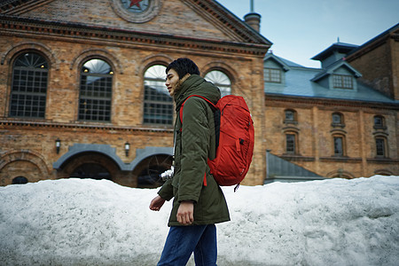 背着背包独自旅游的男青年图片