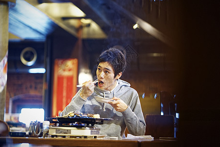 餐厅里独自吃饭的男青年图片