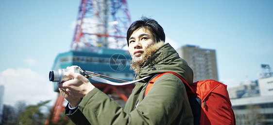 户外旅游拍照的年轻人图片