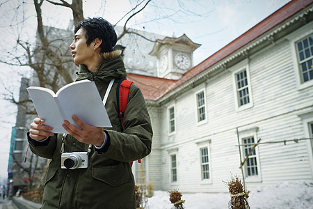 户外旅游拍照的年轻人图片