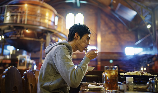 户外旅游享受美食的年轻人图片