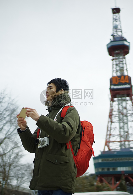 外出旅游拍照的年轻人图片