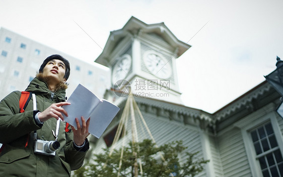 出门户外旅游的年轻人图片