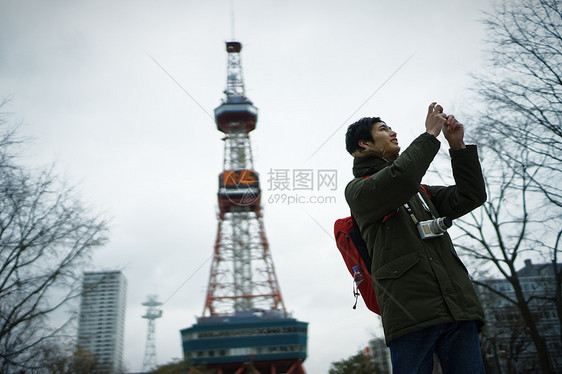 独自观光旅游的男青年图片