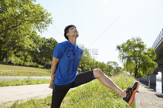 运动伸展的男青年图片