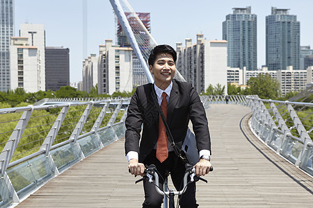 户外骑自行车的商务人士图片