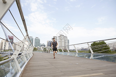 桥上跑步运动的男子图片