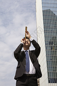 拿着望远镜的成年男子图片