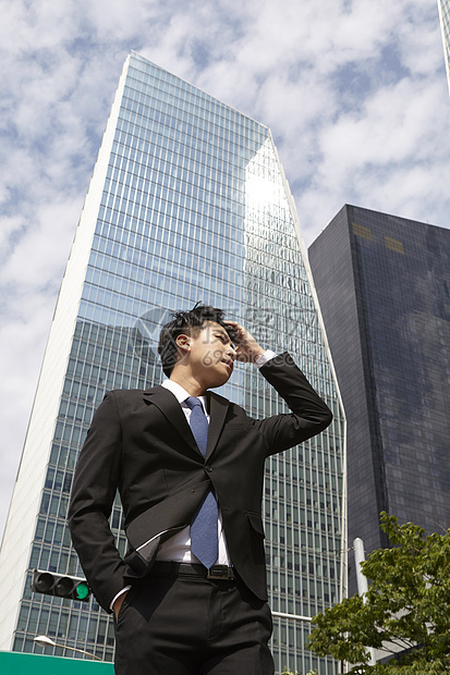 站在建筑大楼下的成年男性图片