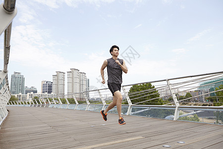 苏通大桥大桥上跑步运动的男青年背景