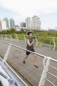 穿着运动装跑步运动的男青年图片