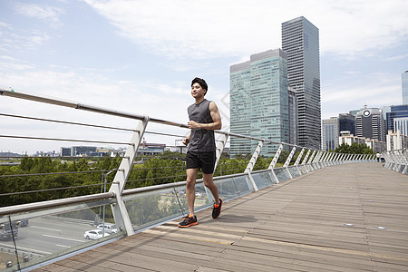 户外跑步的成年男子图片