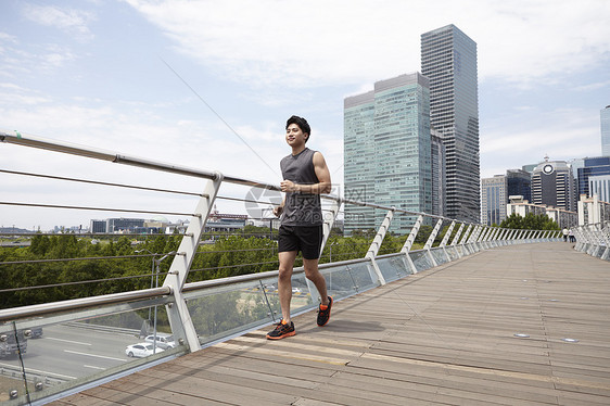 户外跑步的成年男子图片