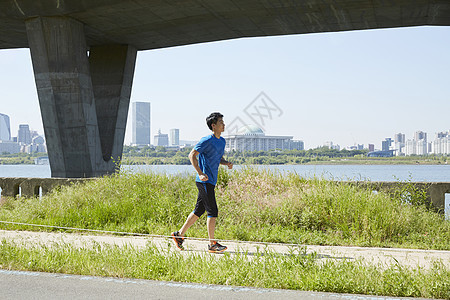 公园里跑步的男青年图片