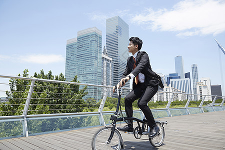 大桥上骑着自行车的成年男子图片