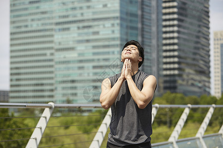 穿着运动服运动的青年男性图片