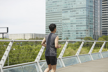 穿着运动服跑步运动的男青年背影图片素材