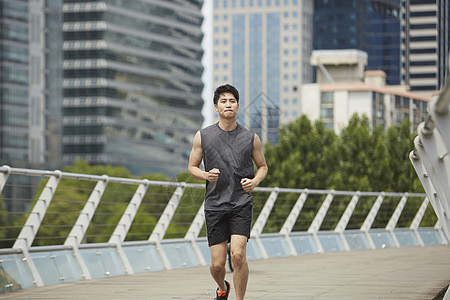 户外运动慢跑的男青年图片
