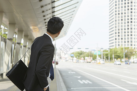 站在路边等车的商务男性图片