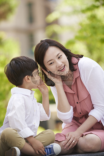 孩子在跟妈妈说悄悄话图片