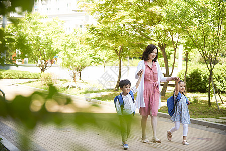 妈妈带着孩子们一起出门图片