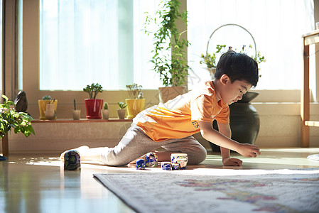 全身蜷缩卡塔米特小孩图片素材