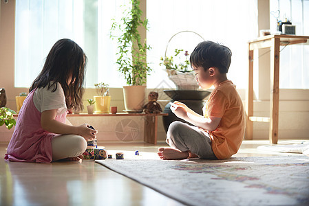 二个小孩在家玩玩具图片