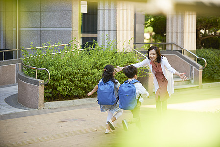 妈妈迎接孩子们放学图片