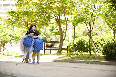 妈妈拥抱着二个孩子图片