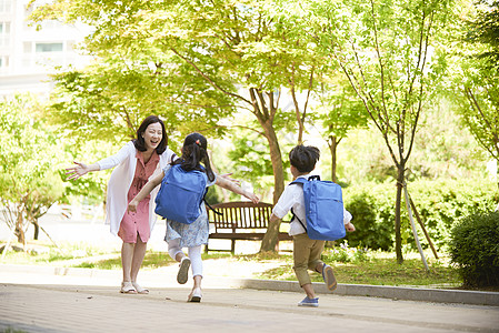 妈妈迎接孩子们放学图片