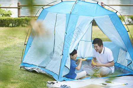 爸爸和儿子在帐篷里休息图片