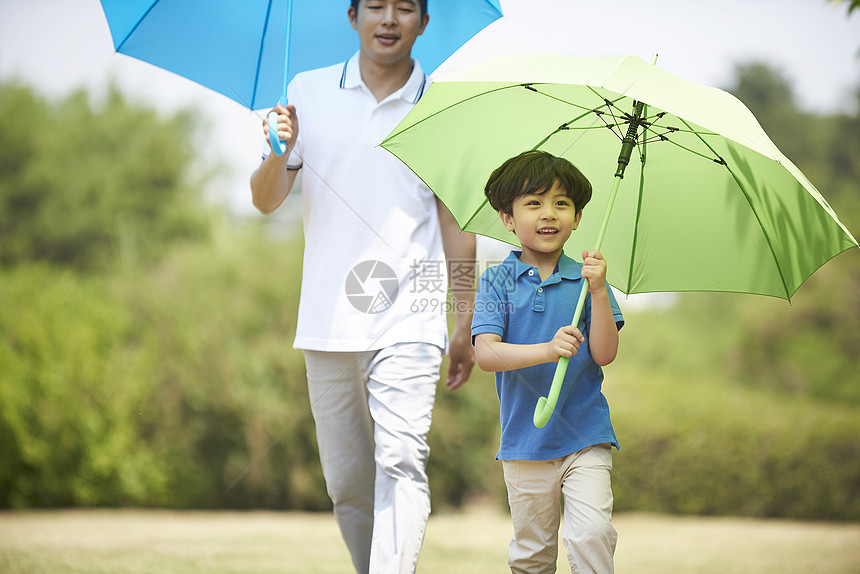 在一起阳伞成年男子爸爸儿子家人图片