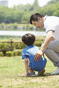 父亲检查受伤的男孩图片