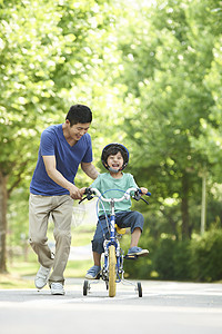 爸爸教儿子骑自行车图片