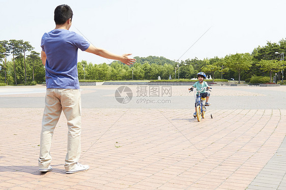 父亲陪伴孩子骑自行车图片