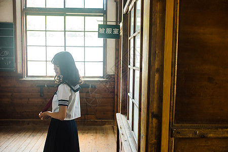 学校走廊穿着制服的女高中生图片