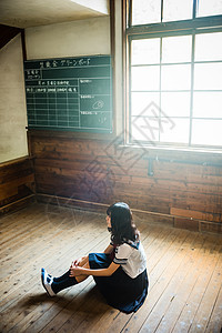 坐在地板上的女高中生图片