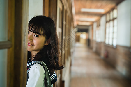学校走廊穿着制服微笑的女高中生图片
