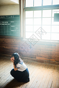 穿着制服蹲在地上的高中少女图片