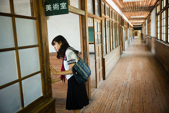 站在美术室门口的女高中生图片