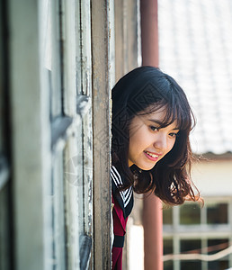 微笑的制服女高中生图片