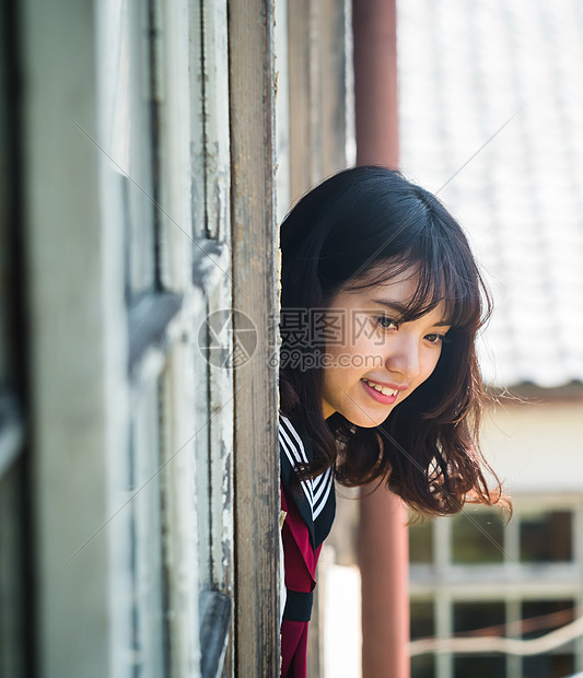 微笑的制服女高中生图片