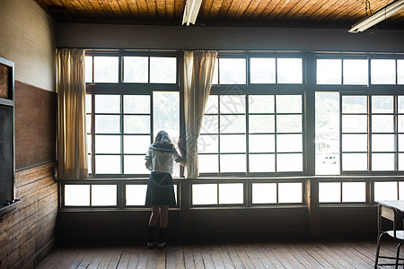 站在教室窗台的女高中生背影图片