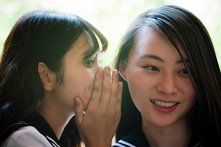 说着悄悄话的女高中生图片