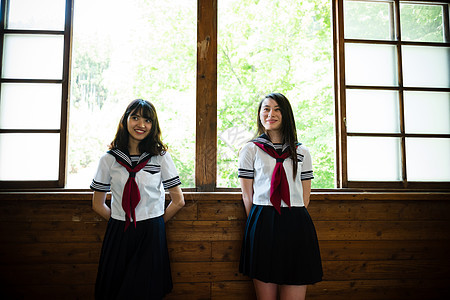 学校走廊靠在窗口的高中女生图片