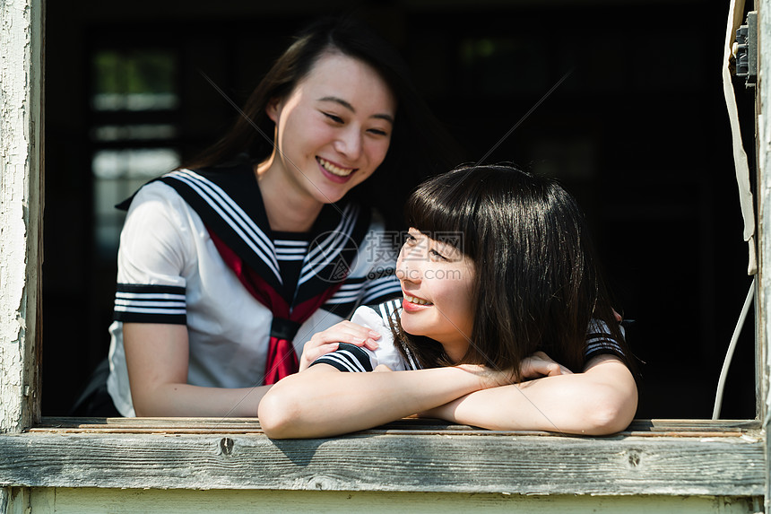 教室窗口打闹的的高中女孩图片