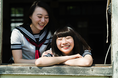 朋友打闹图图片