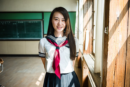 穿着学校制服的女高中生图片