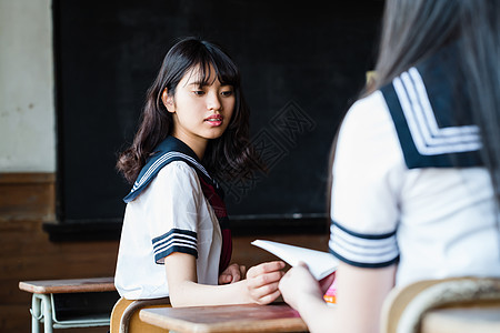 穿着学校制服的女高中生图片